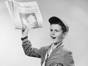 menino com jornal na mão (foto preto e branco)